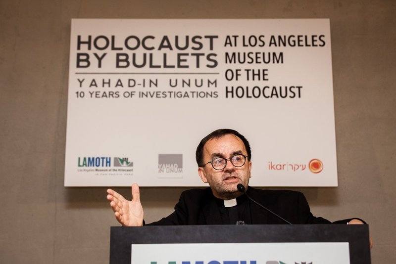 Father Patrick Desbois speaks at the Los Angeles Museum of the Holocaust in 2015. (LOS ANGELES MUSEUM OF THE HOLOCAUST)
