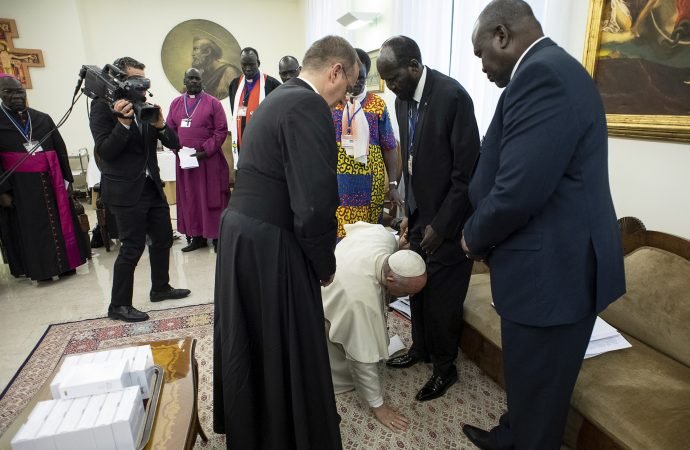 Pope Francis kneels to kiss the feet of South Sudan's President Salva Kiir Mayardit at the Vatican