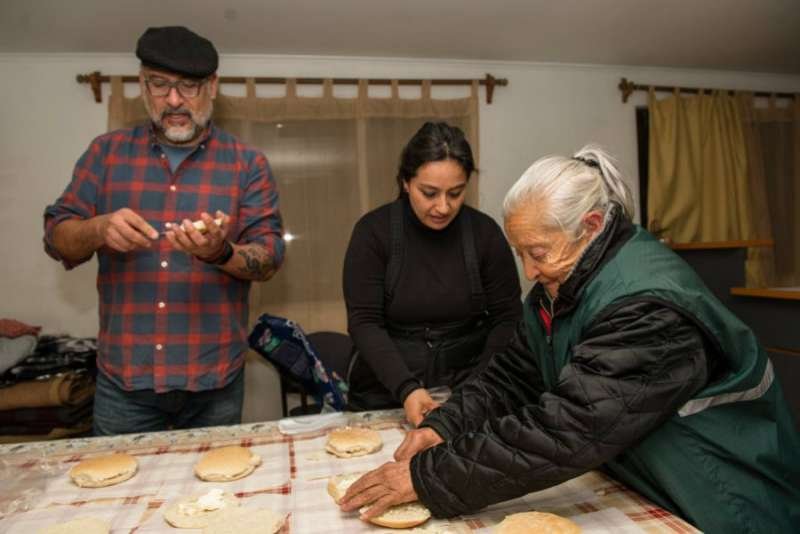 Elena Donaire (R) prepares food for the homeless in Santiago. Credit: Omar González / Archdiocese of Santiago Communications.