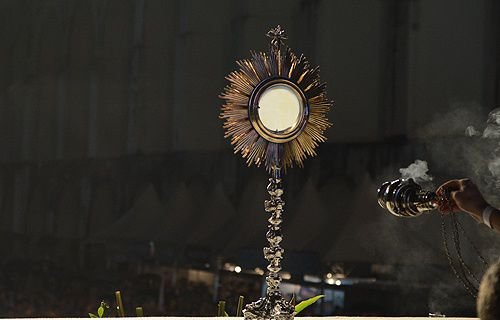Eucharistic Adoration. Credit: Elisa Pires via JMJ Rio 2013/Flickr (CC BY-NC-SA 2.0).