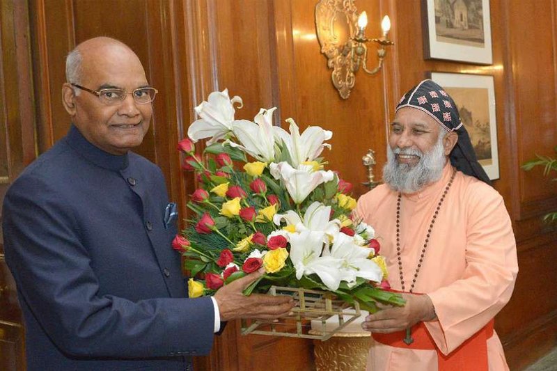 Cardinal Cleemis presentd a bouquet to Kovind (Credit: CBCI)