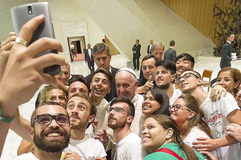Pope Francis with youth. Credit: Vatican Media