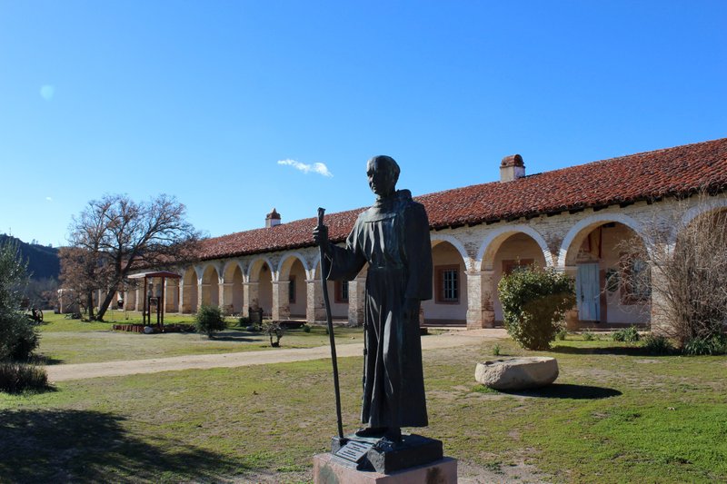 Mission courtyard. (MARELBU/WIKIMEDIA COMMONS)