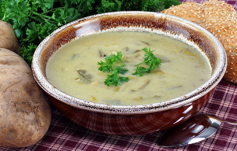 Potage parmentier (French potato leek soup)