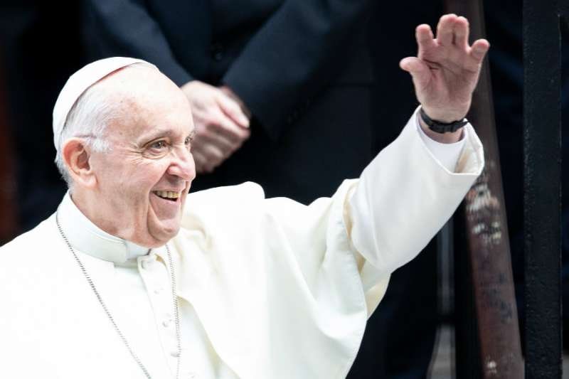 Pope Francis greets crowds in Ireland