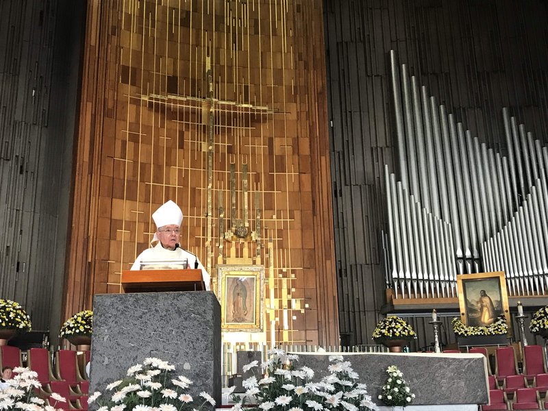 Archbishop Gomez delivers his homily at the Basilica of Our Lady of Guadalupe. (CHRISTINE WARNER/ADLA)