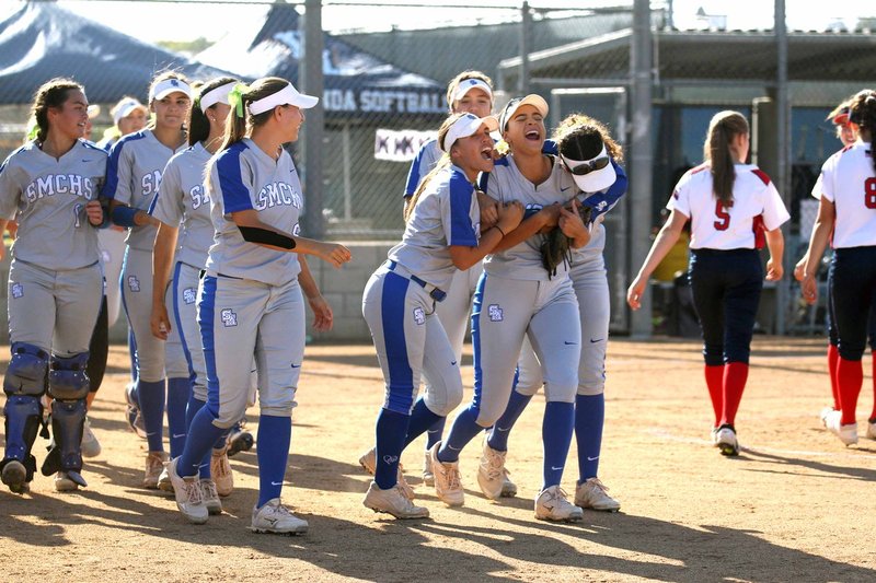 Santa Margarita softball team. Photo courtesy smhs.org. 