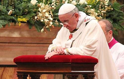 Pope Francis praying. Credit: Lauren Cater / CNA.