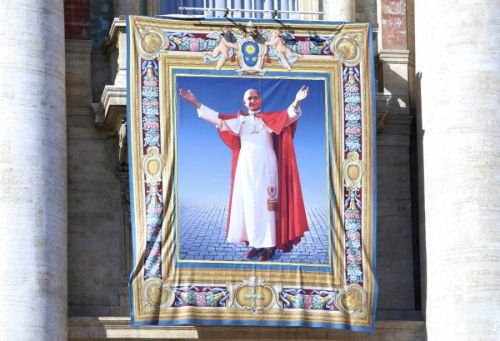 A tapestry of Bl. Paul VI hangs from the facade of St. Peter's Basilica at his Mass of beatification. Credit: Lauren Cater/CNA.