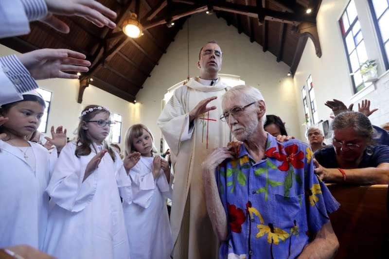 Robert Fuller receives a blessing at St. Therese Catholic church May 5 in Seattle. He died five days later. Photo: Elaine Thompson / Associated Press. (Not licensed for reproduction)