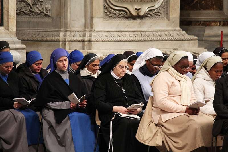 Relgious sisters pray at St. Peter's Basilica. Credit: Alexey Gotovskyi/CNA