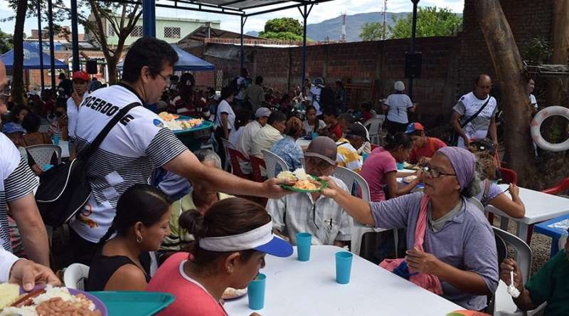 Colombian priests serving meals to Venezuelan emigrants. Credit: Bishops' Conference of Colombia.