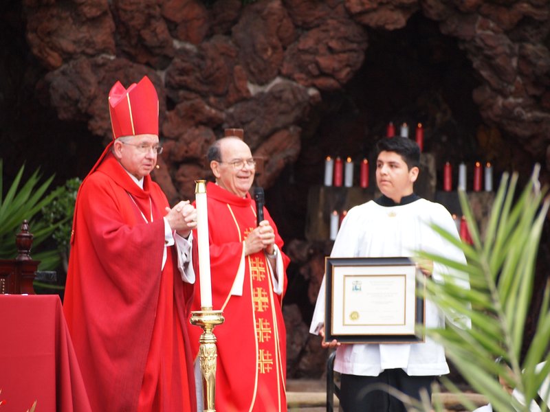 Archbishop José H. Gomez presents St. Elizabeth's pastor