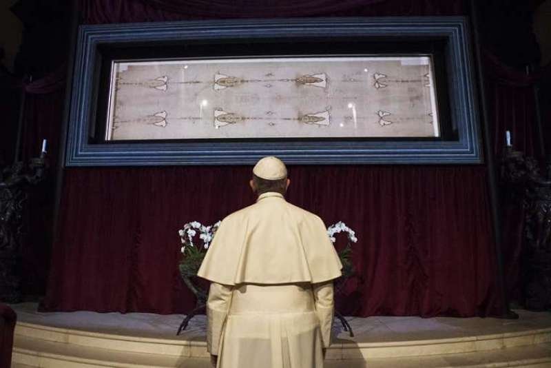Pope Francis with the Shroud of Turin in the Cathedral of Saint John the Baptist