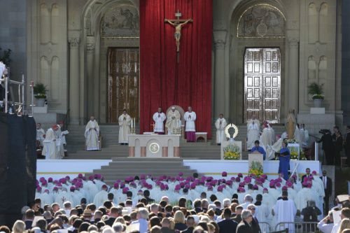 Pope Francis says Mass for the canonization of Saint Junipero Serra at Washington D.C.'s Basilica of the National Shrine of the Immaculate Conception.