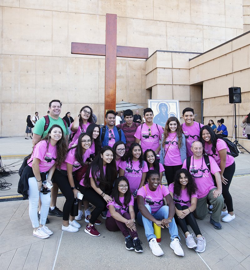 Youth preparing for their pilgrimage to Panama in January for World Youth Day pose with the WYDCross and Marian Icon during a special Mass at the Cathedral of Our Lady of the Angels Aug. 26. (VICTOR ALEMÁN/ANGELUS)