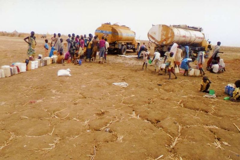 South Sudanese refugees queue to receive water at a refugee camp near Kosti Sudan in June 2017 (Credit: Aid to the Church in Need)