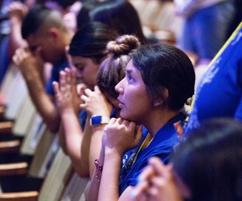 Young people pray during the 2018 City of Saints Teen Conference. VICTOR ALEMÁN