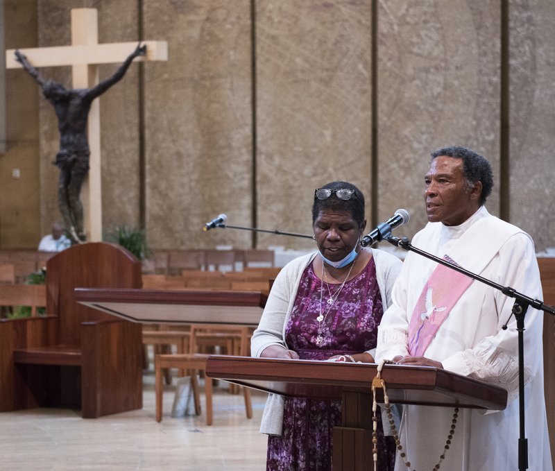 Mark and Vickie Race lead the recitation of the rosary before the 2018 Pray for a Cure for Cancer Mass October 6. (VICTOR ALEMÁN/ANGELUS NEWS)