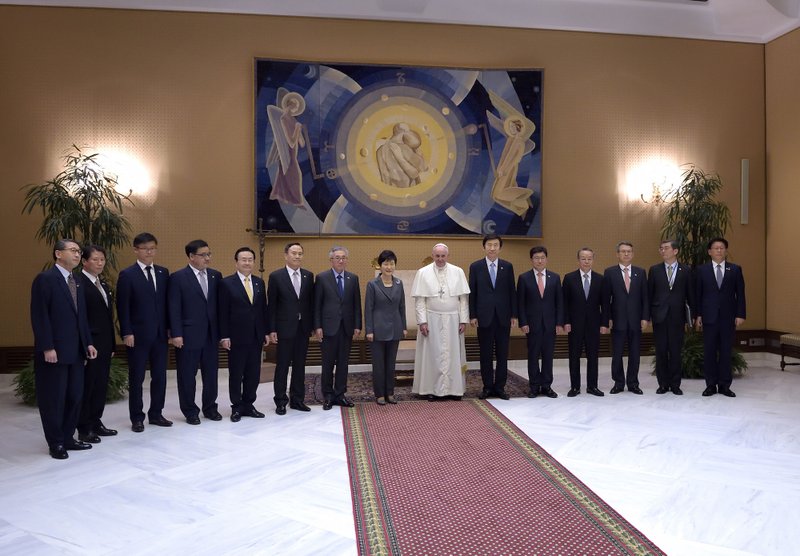 Pope Francis poses for a photo with South Korean President Park Geun-hye and her delegation during a private meeting in Paul VI hall at the Vatican Oct. 17. CNS photo/Stefano Spaziani