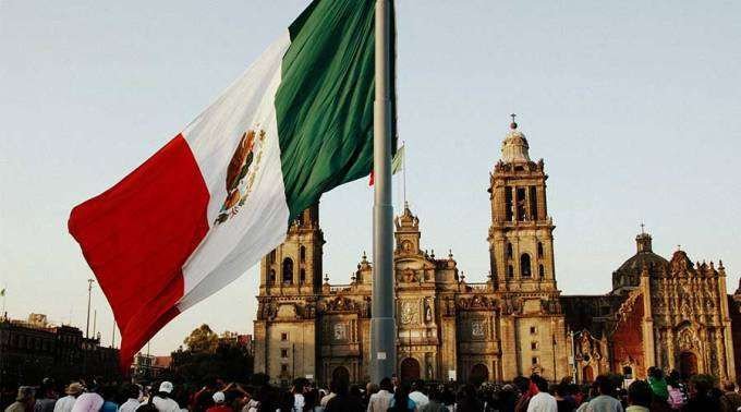 Mexican flag in front of the Mexican cathedral. Credit: Flickr LWYang (CC BY 2.0).