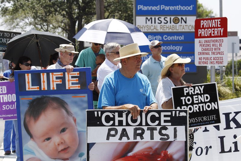 People protest on a sidewalk in 2015 outside a San Antonio Planned Parenthood clinic that performs abortions. Alternatives to the use of fetal tissue from abortions are already plentiful