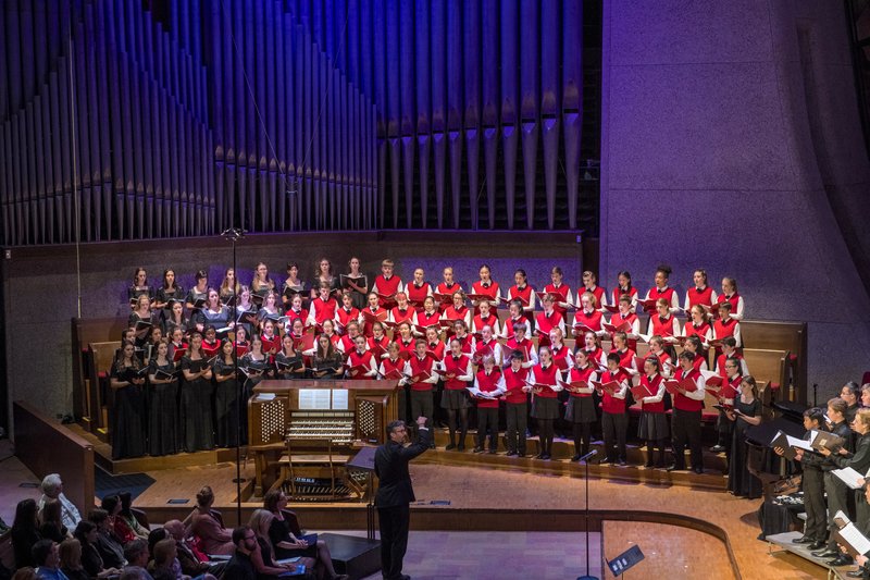 Malvar-Ruiz conducts the Los Angeles Children's Chorus in a concert last spring. (CREDIT: JAMIE PHAM)