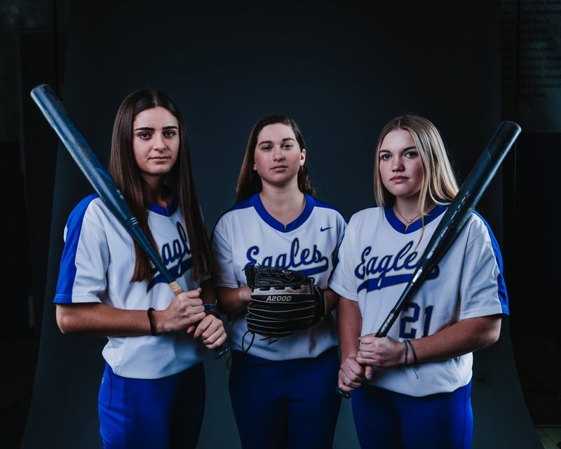 Santa Margarita softball team members. (PHOTO COURTESY SMCHS EAGLES TWITTER)