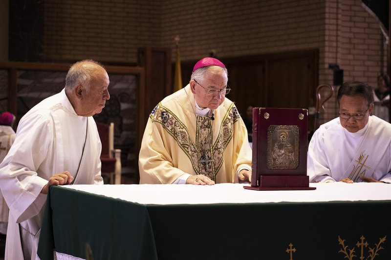 BISHOP ACLAN INSTALLATION MASS 27 V1510472