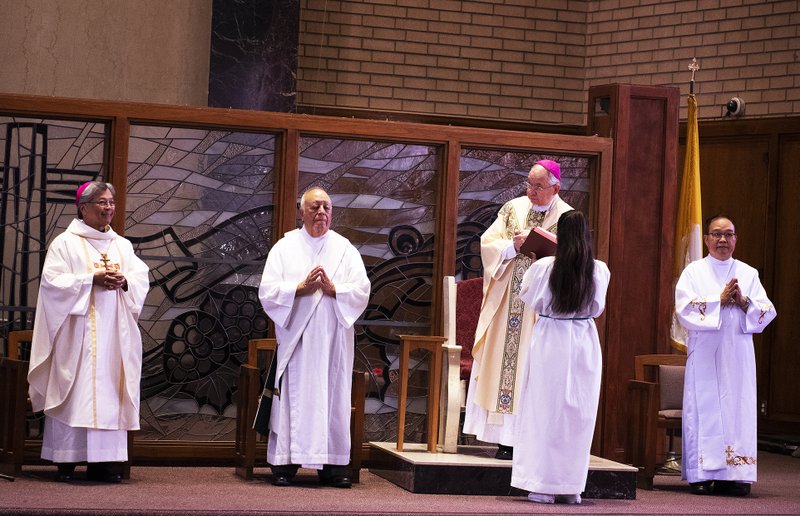 BISHOP ACLAN INSTALLATION MASS 28 V1510483