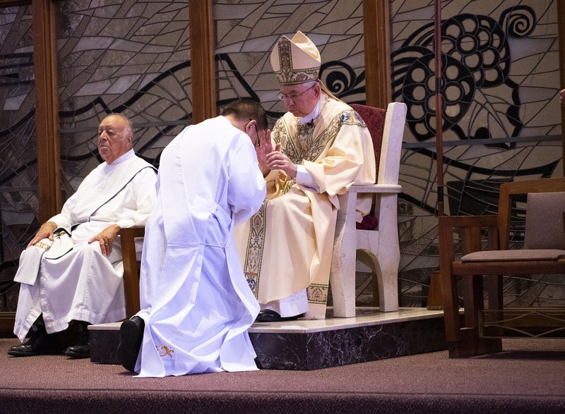 BISHOP ACLAN INSTALLATION MASS 33 V1510530 B