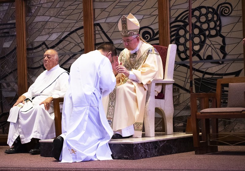 BISHOP ACLAN INSTALLATION MASS 34 V1510530