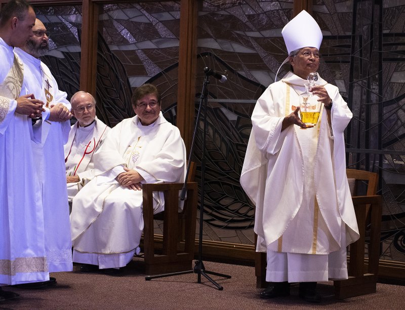 BISHOP ACLAN INSTALLATION MASS 42 V1510685