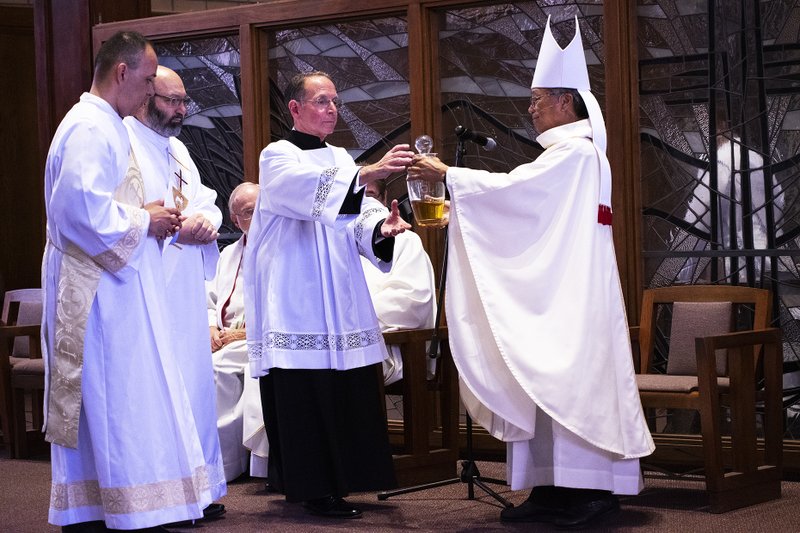BISHOP ACLAN INSTALLATION MASS 43 V1510690