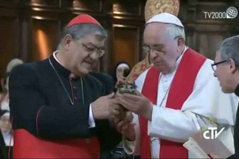 Pope Francis and Cardinal Sepe hold relic of St. Januarius' blood in Naples cathedral March 21, 2015. (CTV)