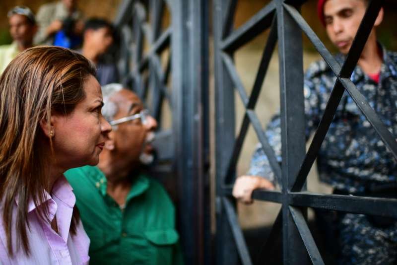 Venezuelan opposition deputy Dennis Fernandez (L) at SEBIN headquarters in Caracas