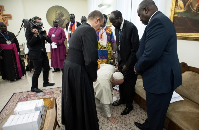 Pope Francis kneels at the feet of South Sudan President Salva Kiir April 11