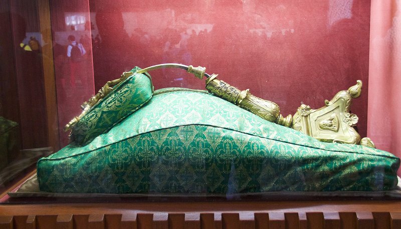 The brass crucifix bent backward in 1921 during an attempt to destroy the image of Our Lady of Guadalupe at the Basilica of Our Lady of Guadalupe in Mexico. (Mike Peel/CC-BY-SA-4.0 via Wikimedia Commons)