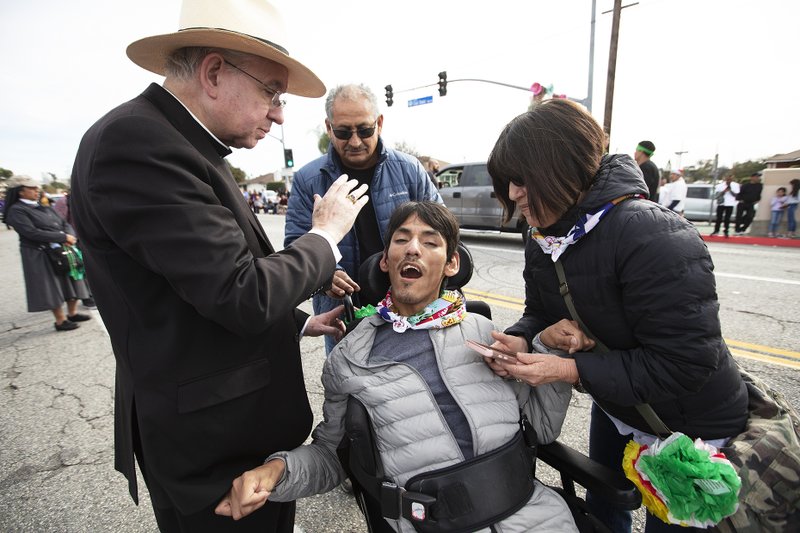 Arzobispo José H. Gomez da la bendicion a un fiel en la procesión en honor a Nuestra Señora de Guadalupe (East LA) el 9 de diciembre, 2018. (VICTOR ALEMÁN)