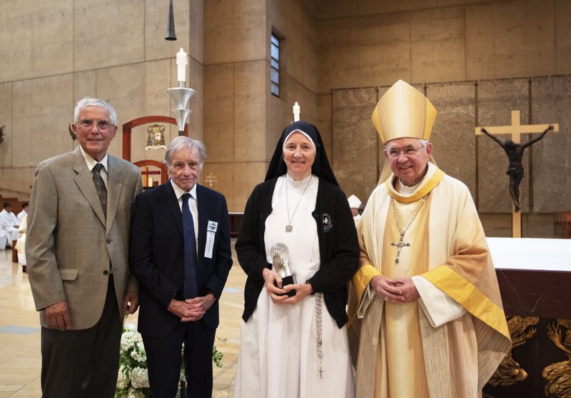 From left: White Mass Committee members Tom Liautaud, PharmD, and Dr. Pat Ryan, MD with Sister Dede and Archbishop José H. Gomez. (Victor Alemán)