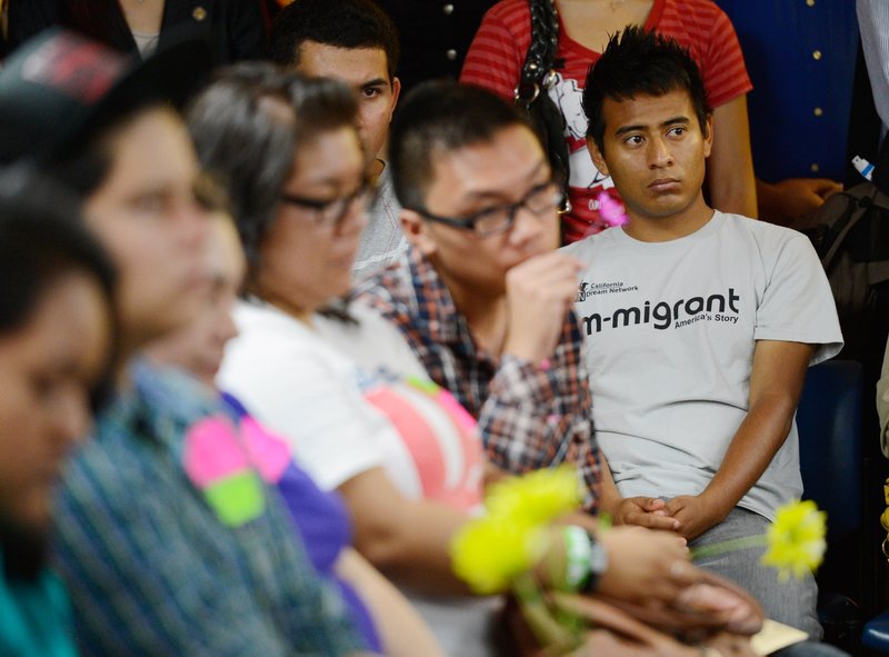 Un grupo de "DREAMers" escuchan en una rueda de prensa anunciando el inicio del programa federal "Deferred Action for Childhood Arrivals" el 15 de agosto del 2012 en Los Angeles, California. (Kevork Djansezian/Getty Images)