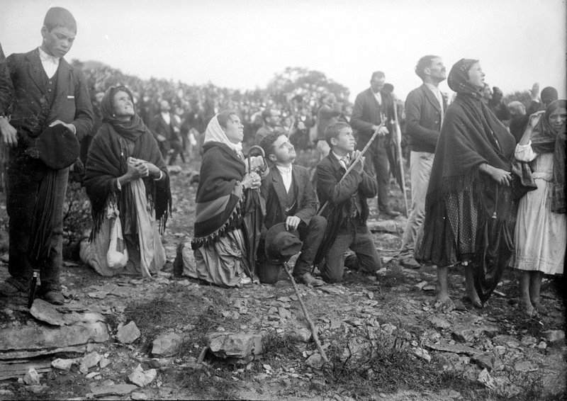 The crowd looking at "the Miracle of the Sun" that occurred during the Our Lady of Fátima apparitions Oct. 13, 1917. (Illustracao Portugueza/Wikimedia Commons)