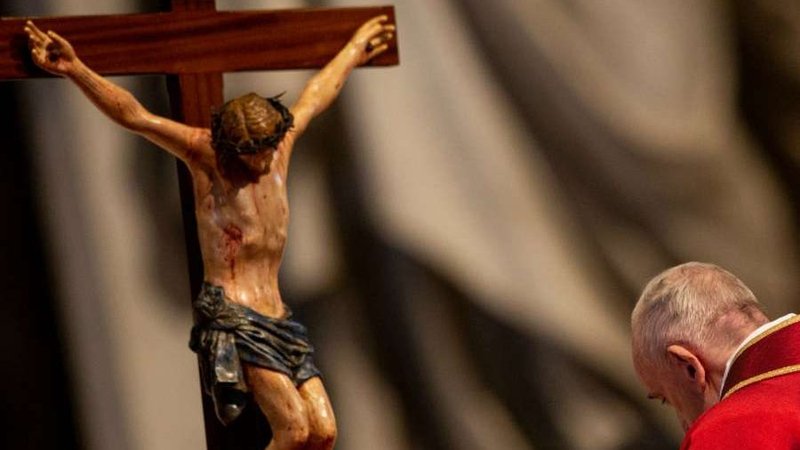 Pope Francis venerates the cross on Good Friday April 19, 2019. (Daniel Ibanez/CNA)