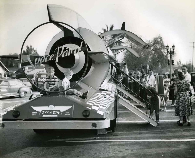 Rocket ship ride based on the hit 1950s TV series “Space Patrol,” at the Market Basket grocery store, Pasadena, 1952. J. ALLEN HAWKINS, HAWKINS COLLECTION/COURTESY OF CALIFORNIA HUMANITIES/PASADENA MUSEUM OF HISTORY