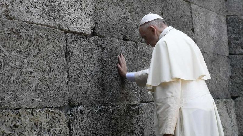 Pope Francis prays during his visit to Auschwitz July 29, 2016. (Vatican Media via CNA)