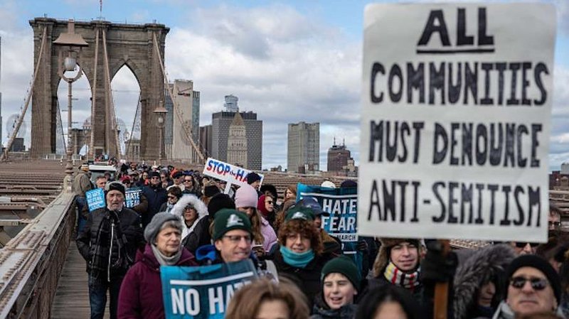 People participate in a Jewish solidarity march across the Brooklyn Bridge on January 5, 2020 in New York City. (Jeenah Moon/Getty Images via CNA)