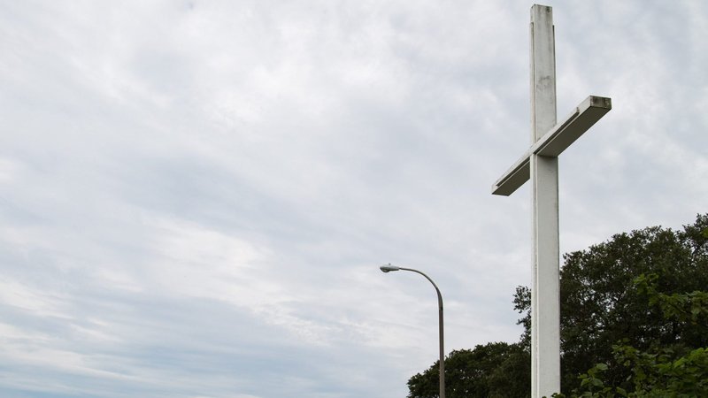 A federal appeals court ruled Feb. 19, 2020, that this World War II-era cross can remain standing in Pensacola, Fla. The 11th U.S. Circuit Court of Appeals said the 34- foot Latin cross does not violate the Establishment Clause of the Constitution, based on a similar ruling last year by the Supreme Court on a Maryland cross. (CNS photo/Becket)