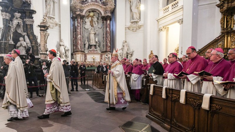 Cardinal Reinhard Marx of Munich and Freising, Germany, center, arrives at the Fulda cathedral Sept. 24, 2019. The 2020 spring assembly of the German bishops' conference in Mainz will be dominated by the March 3 election of a successor to Cardinal Marx, current conference president. (CNS photo/Julia Steinbrecht, KNA)