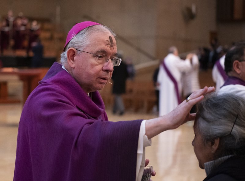 Archbishop Gomez distributes ashes on Ash Wednesday 2019. (Victor Alemán)