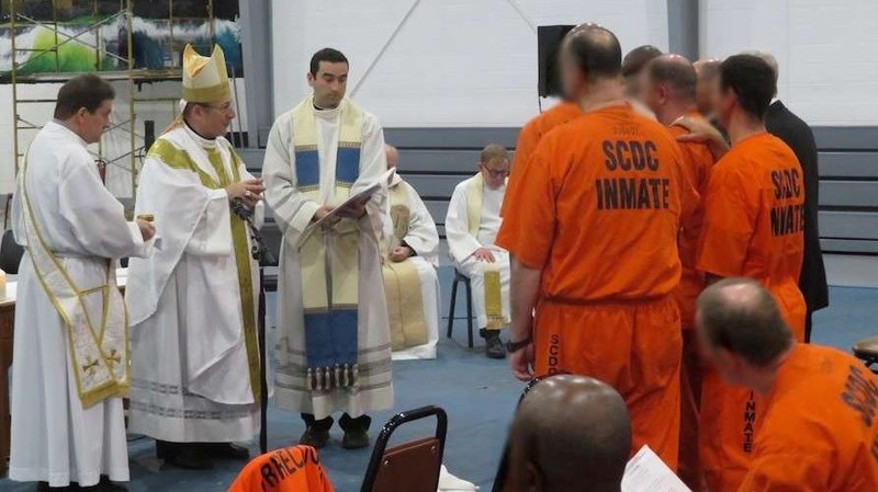 Bishop Robert Guglielmone of Charleston celebrates Mass and Confirmation with inmates at Perry Correctional Institution. (Prison chaplaincy via CNA)